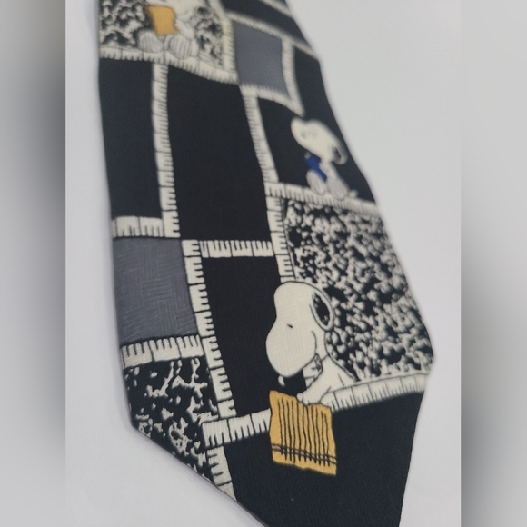 1958 United Feature Snoopy Patterned Men's Tie - Black and White - Picture 2 of 7